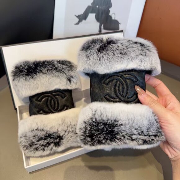 Chanel Short Rabbit Fur Mittens - Picture 4 of 8
